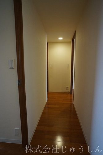 長くて広めの室内廊下はモダンな木のフローリング！　横浜の賃貸マンションは株式会社じゅうしん