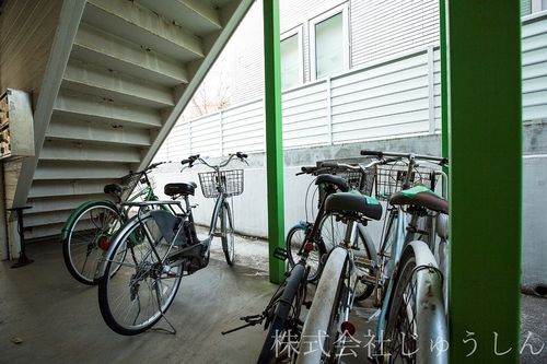 無料の駐輪場置き場があり、バイク置き場も相談可♪　大倉山賃貸アパートは株式会社じゅうしん