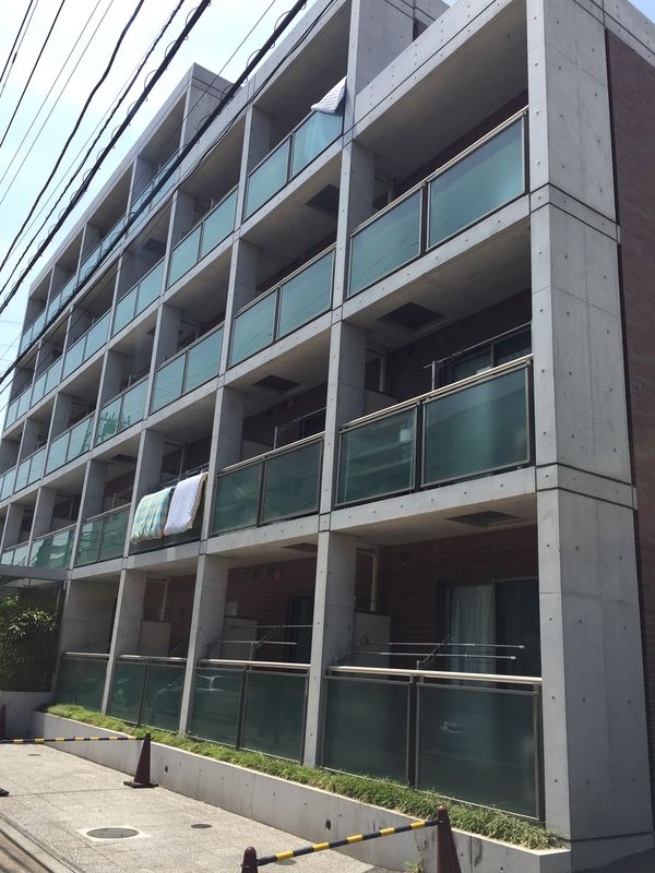 外観はタイル張り、室内は白を基調としたオシャレなデザイナーズ物件です！