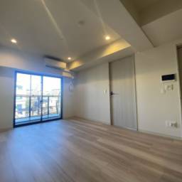 Rakuju Residence 大倉山 ※60歳以上の方限定シニアマンション※ 東横線大倉山駅徒歩9分!
高齢者の方に嬉しい設備が整った「Rakuju Residence 大倉山」誕生☆
住戸内各所に手すりを設置し、浴室は段差をなくした安心設計!