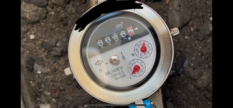 中央部分の丸いものが水の流れを確認するコマです。
