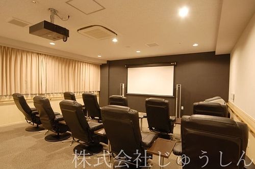 100インチの大型スクリーンを配置したシアタールーム
川崎市高津区の老人ホーム