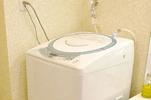 お部屋に専用の洗濯機がございます。