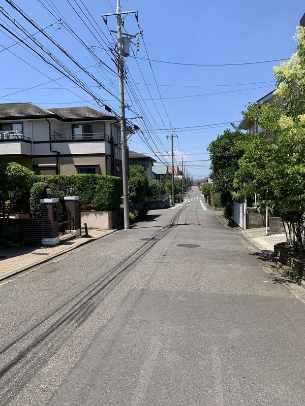 松風台、戸建ての現地前面道路です。閑静な住宅街です。