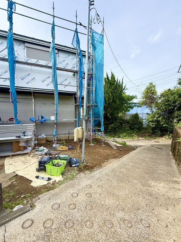 新吉田町・外観写真 前面道路