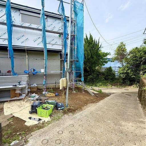 新吉田町・外観写真 前面道路