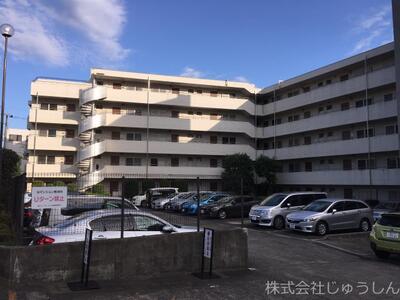 仲介手数料無し物件　南西角部屋１階。高低差があるため前面道路より上がっています。下の階を気にせず住める１階は小さなお子様がいる家族にお勧めです。売主直売物件